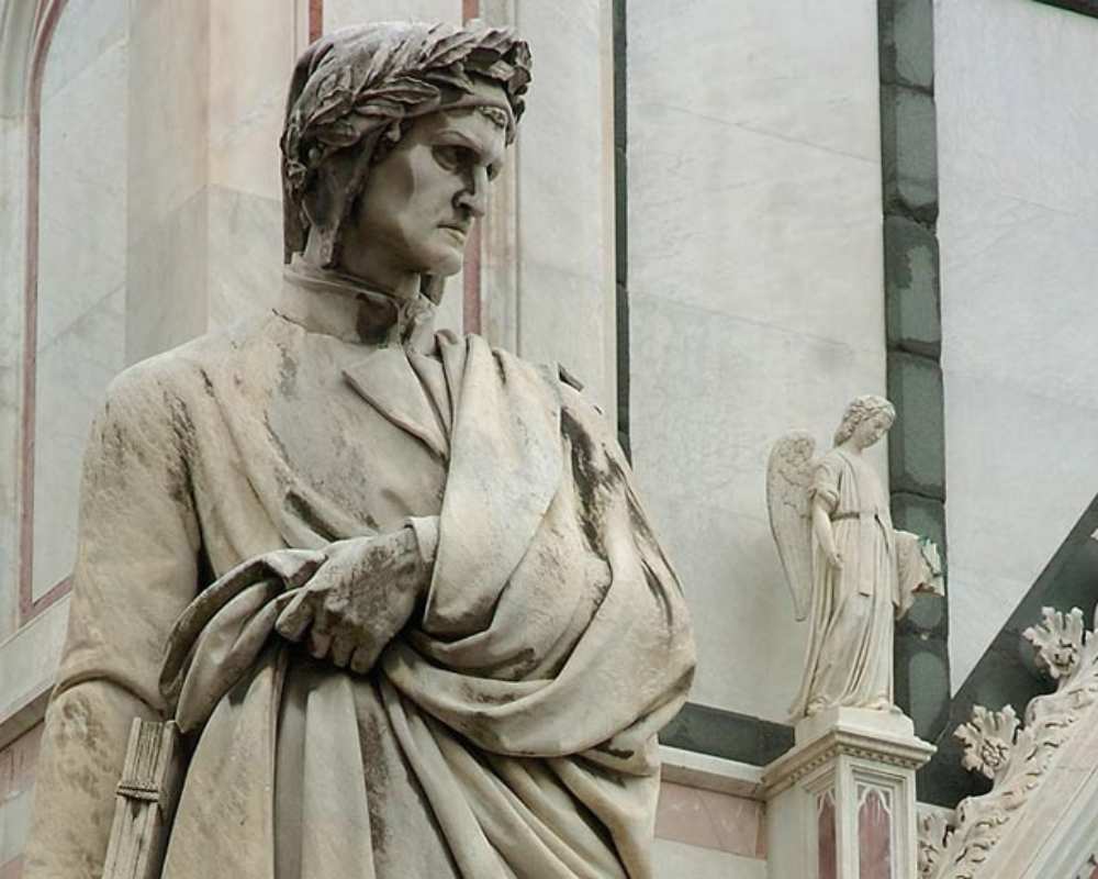 La estatua de Dante en Piazza Santa Croce
