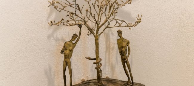 Adán y Eva, escultura de Cecco Bonanotte en el Baptisterio de Vinci