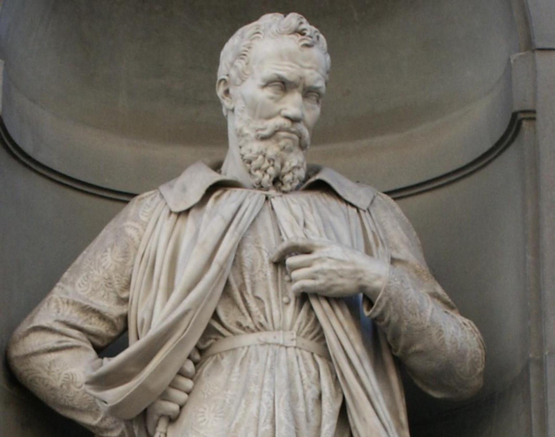 Statua di Michelangelo nel piazzale degli Uffizi a Firenze