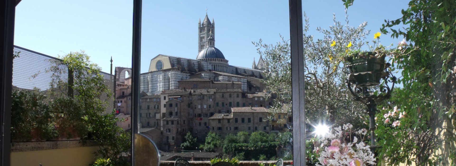 Il panorama dal balcone del Campo Regio Relais con vista sulla piazza del Duomo di Siena