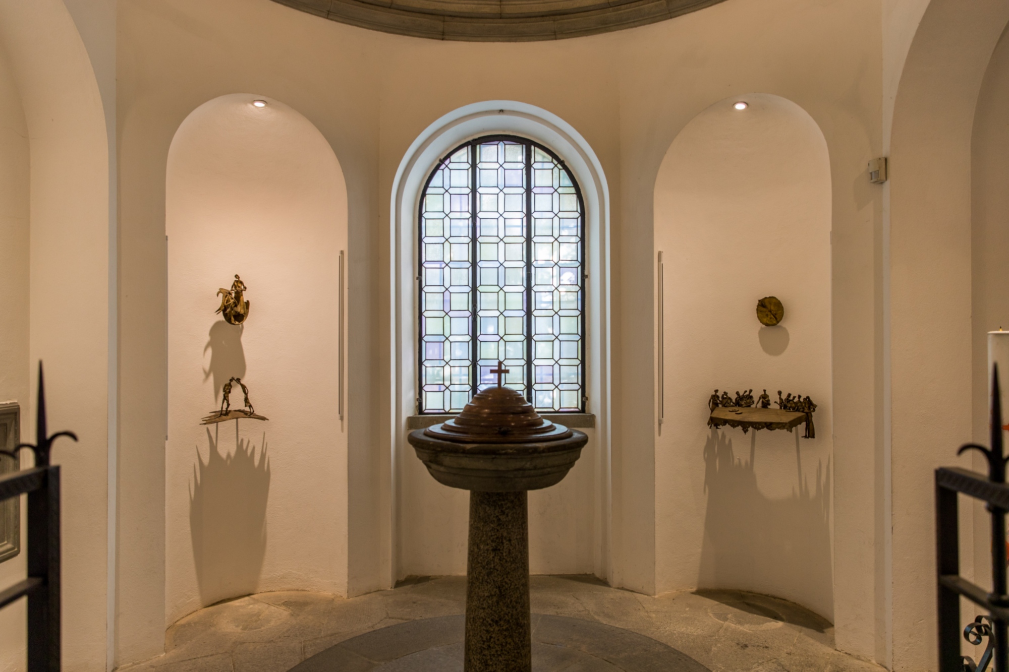 Das Taufbecken, in dem Leonardo getauft wurde, mit dem Skulpturenzyklus von Cecco Bonanotte