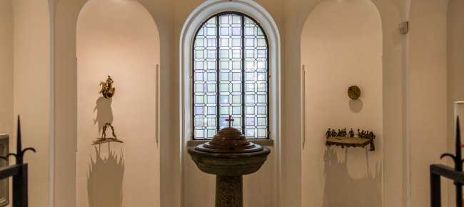 La pila bautismal que se utilizó para bautizar a Leonardo y el ciclo escultórico de Cecco Bonanotte