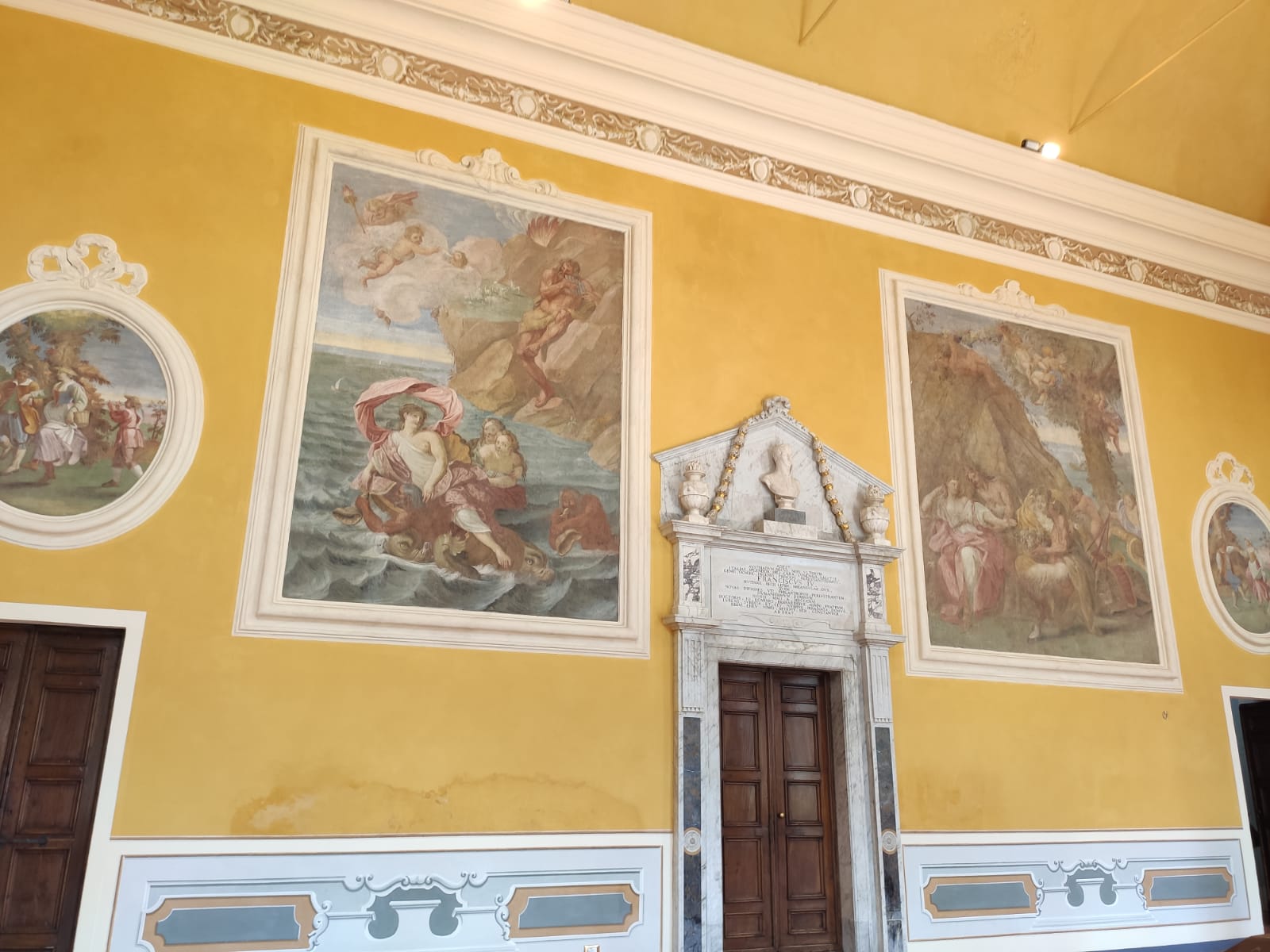 Frescoes of the central hall