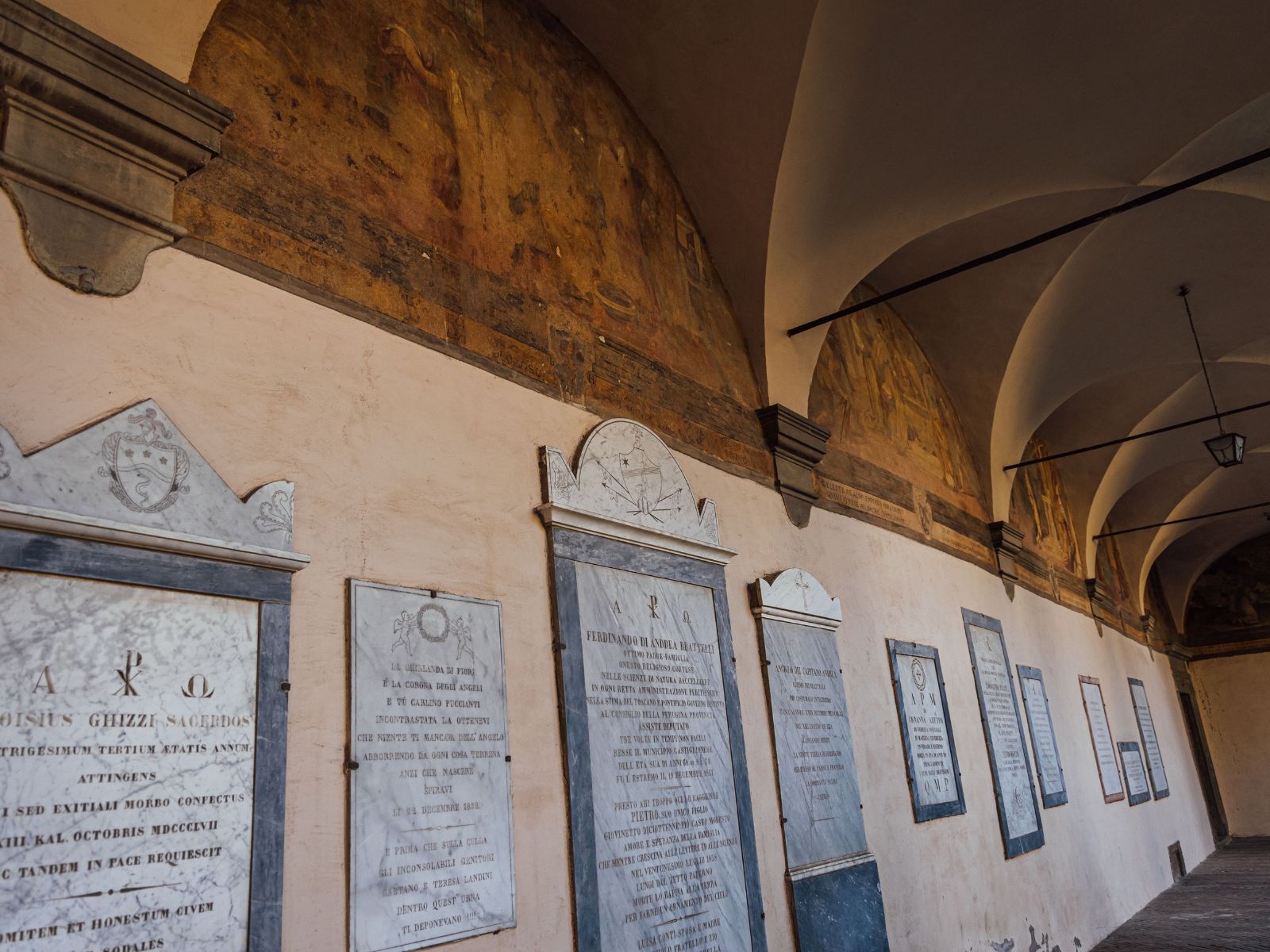 Grabsteine vieler bedeutender Persönlichkeiten aus Castiglione im Kreuzgang der Kirche San Francesco in Castiglion Fiorentino