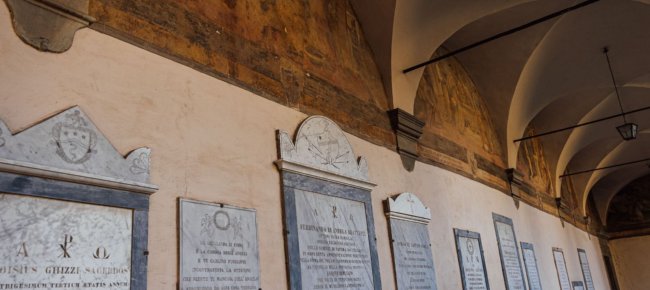 Pierres tombales de nombreuses personnalités de Castiglion Fiorentino dans le cloître de l'église de San Francesco à Castiglion Fiorentino