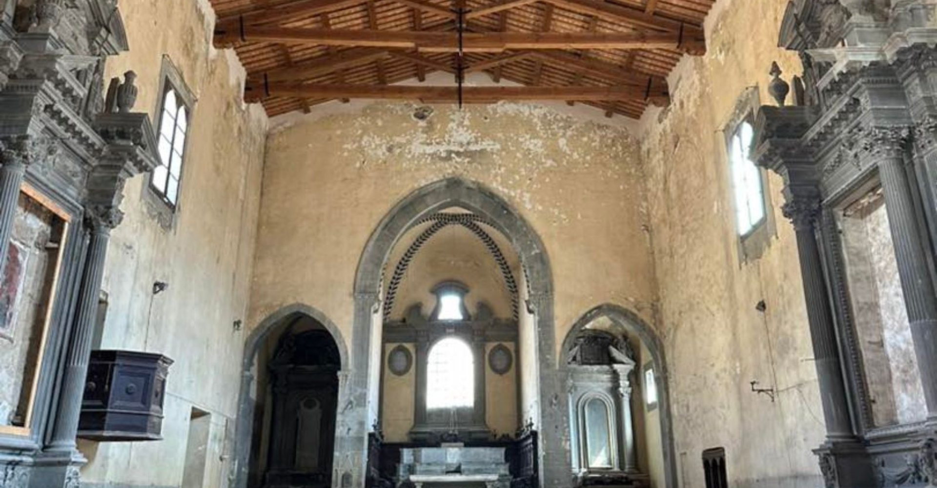 Interior de la Iglesia San Agustín en Castiglion Fiorentino