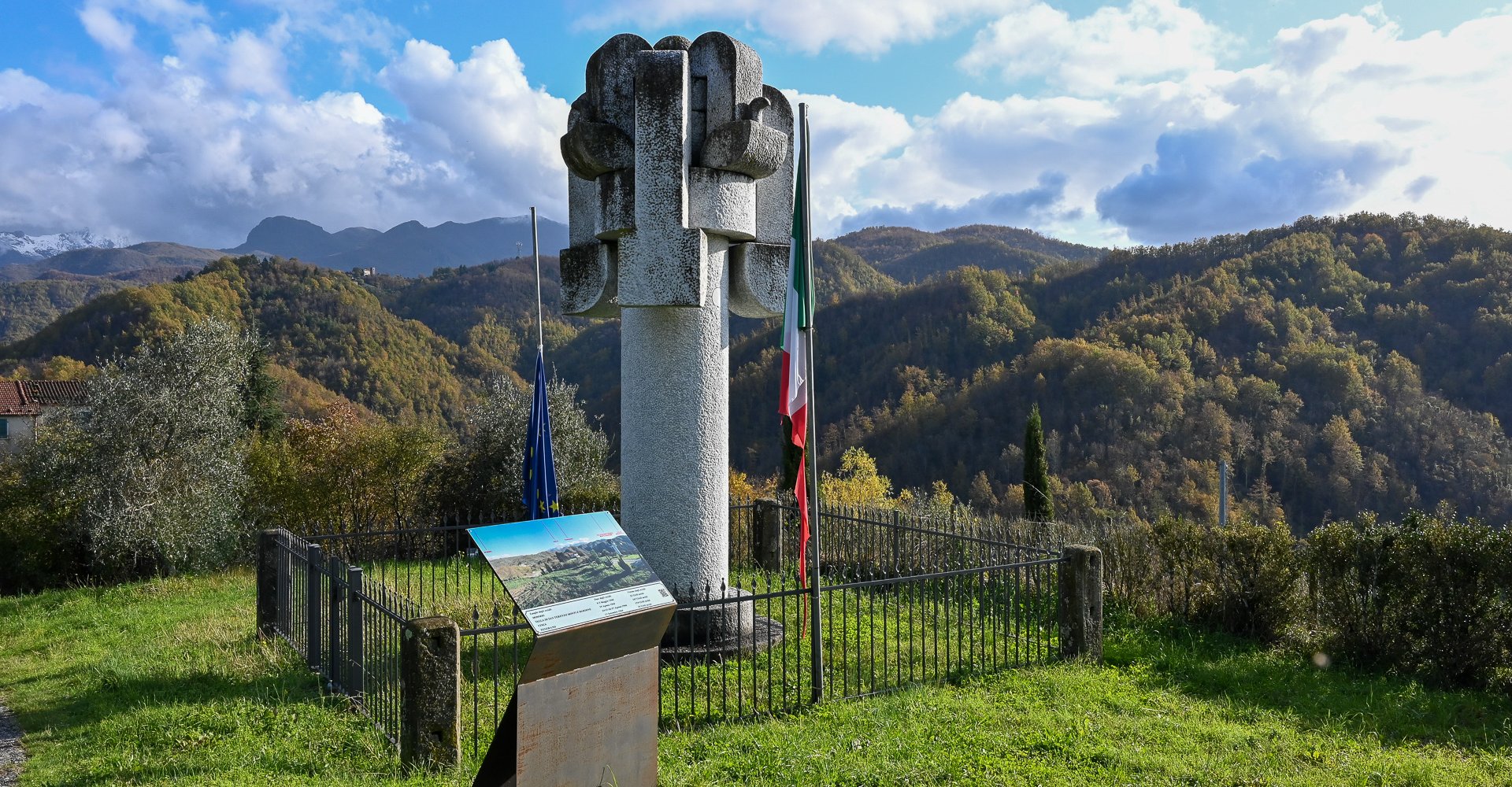 Monumento a las víctimas de la Masacre de 1944 en San Terenzo Monti