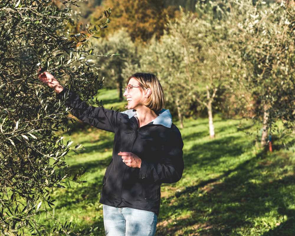 Francesca Ferrari in ihrem Olivenhain