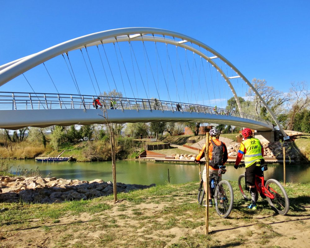 pont pour cyclistes et piétons sur le fleuve Ombrone