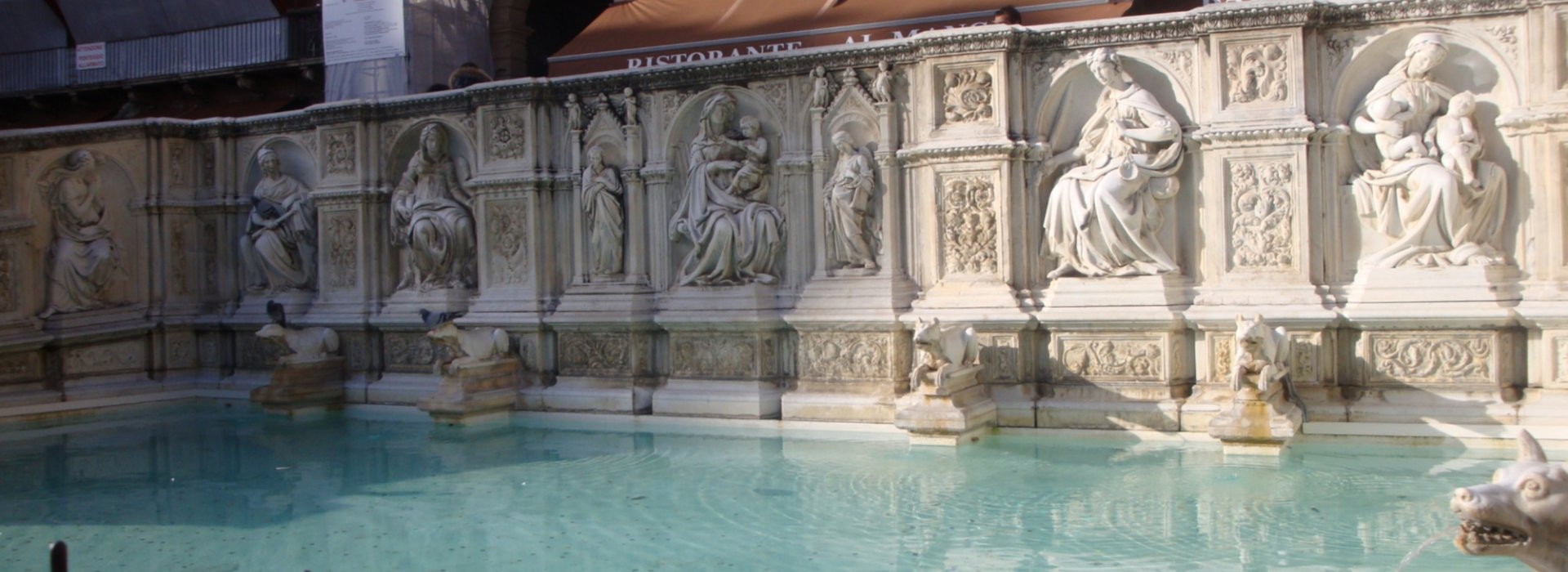 The Gaia fountain, that we see today, is a copy by Tito Sarrocchi, in 1868. This reproduction replaces the original fountain sculpted by Jacopo della Quercia in the XVth century.