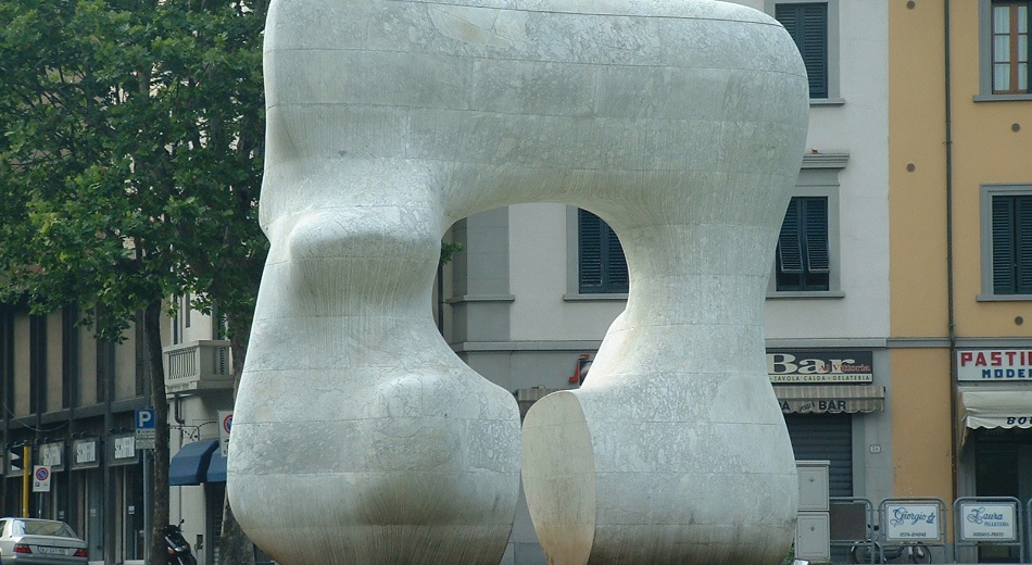 Forme carrée avec coupe d’Henry Moore