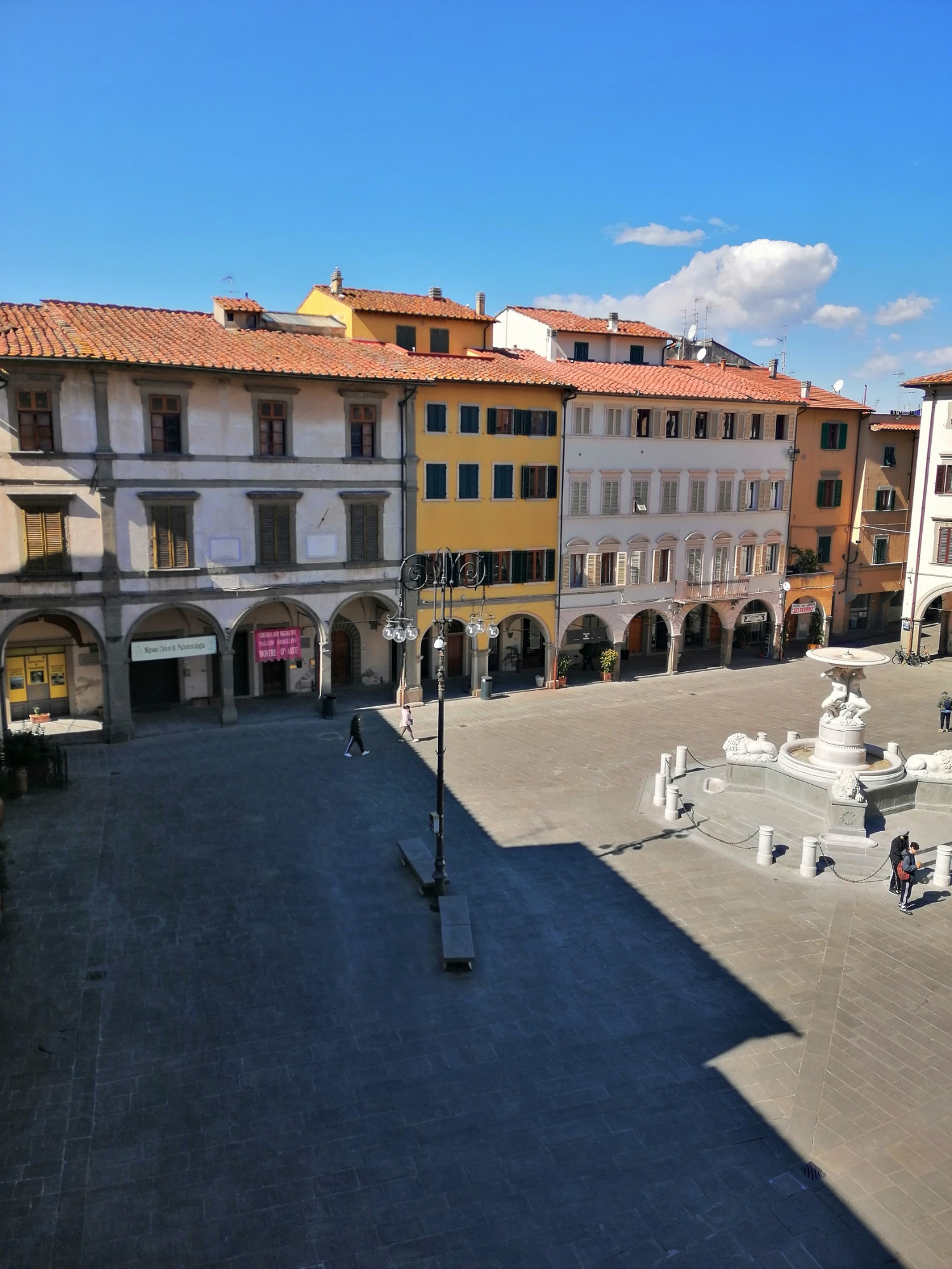 Empoli, Piazza Farinata degli Uberti con il Palazzo Ghibellino