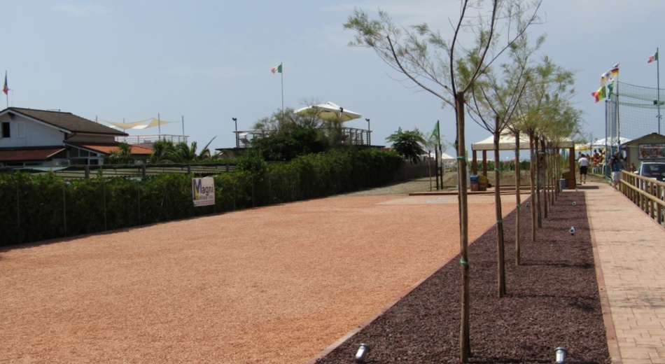 La passerella accessibile che conduce alla spiaggia Green Beach di Montignoso