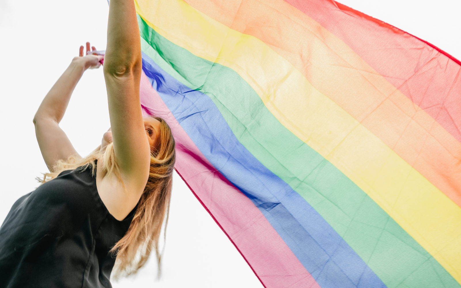 Ein Mädchen demonstriert während der Pride