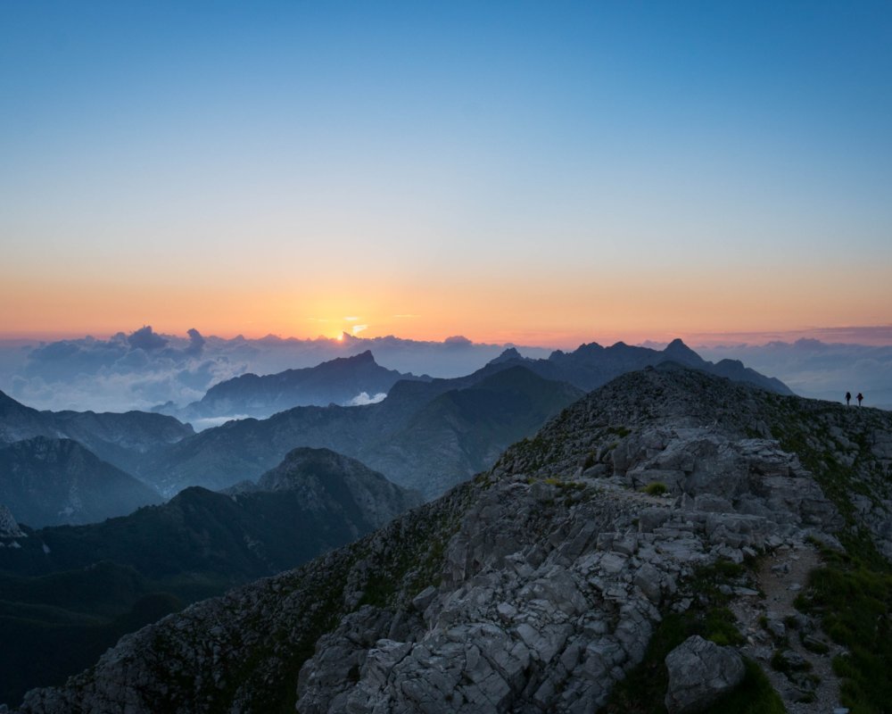Die Gipfel der Apuanischen Alpen bei Sonnenuntergang