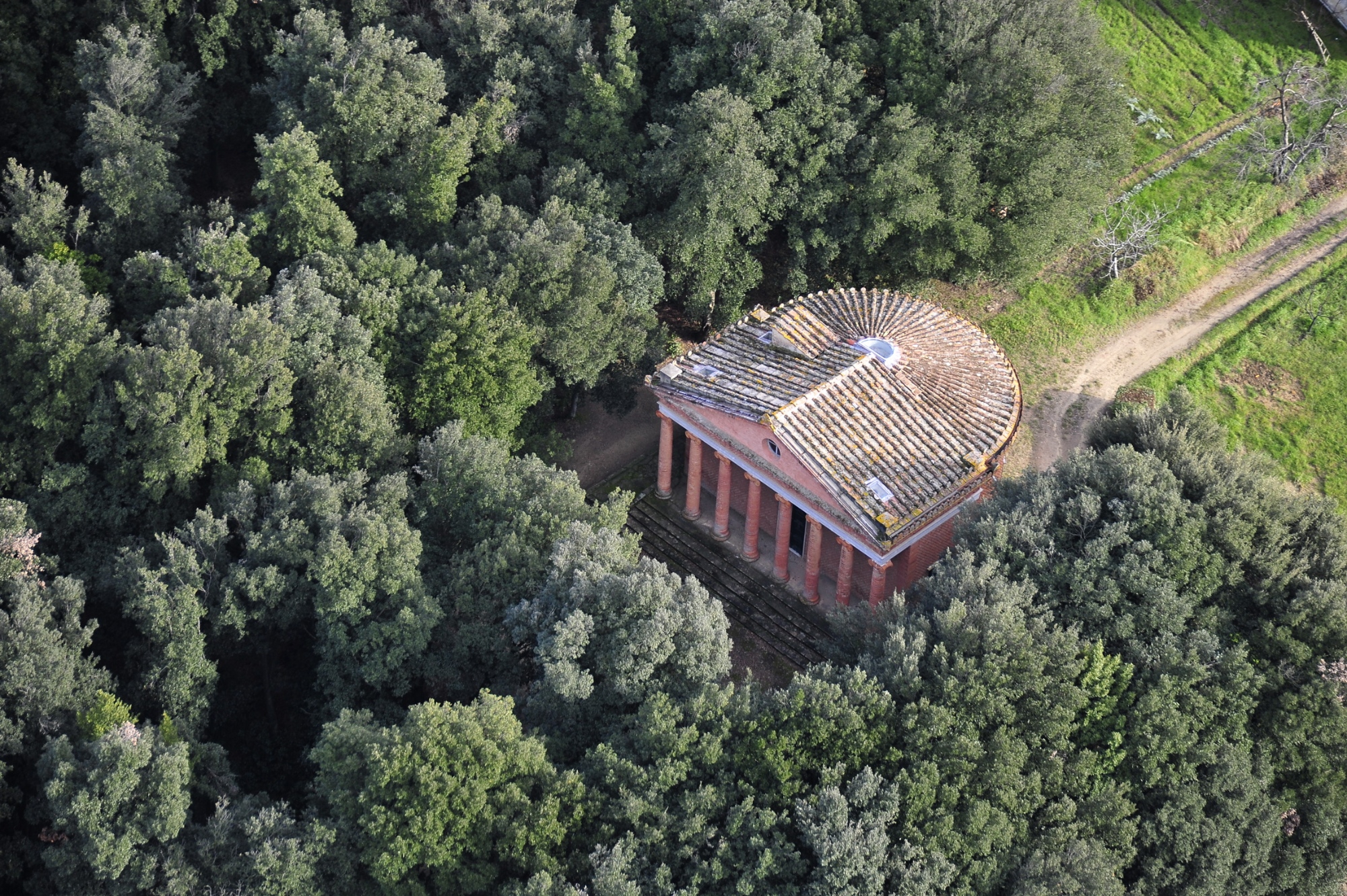 Il Tempio di Minerva, Montefoscoli, frazione di Palaia