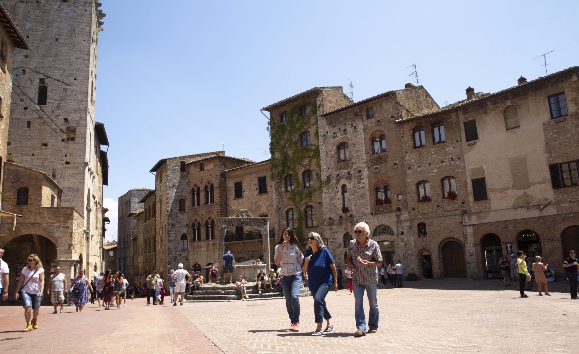 Take a walk in San Gimignano 