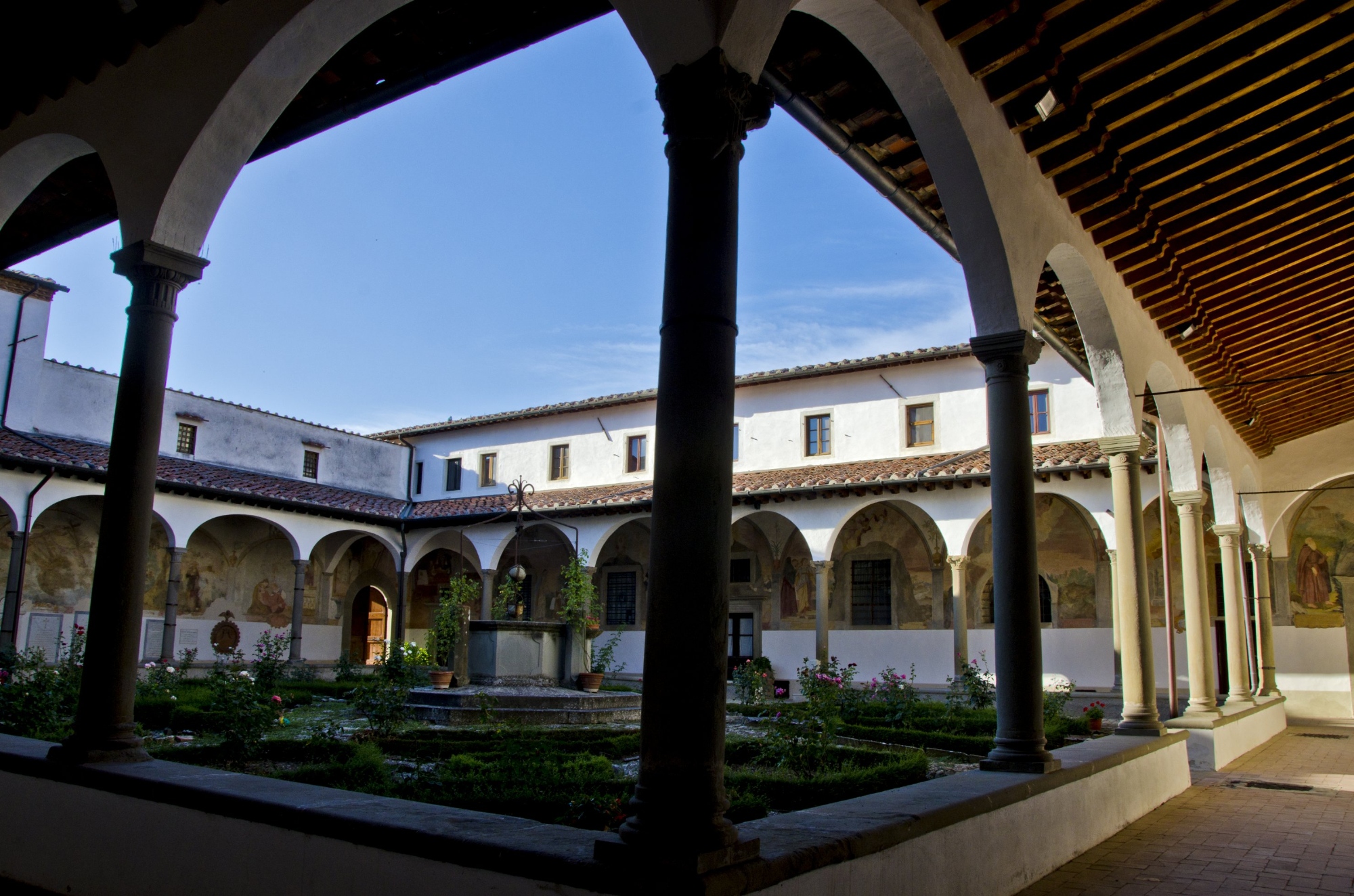 El claustro del Santuario Santa Maria del Sasso