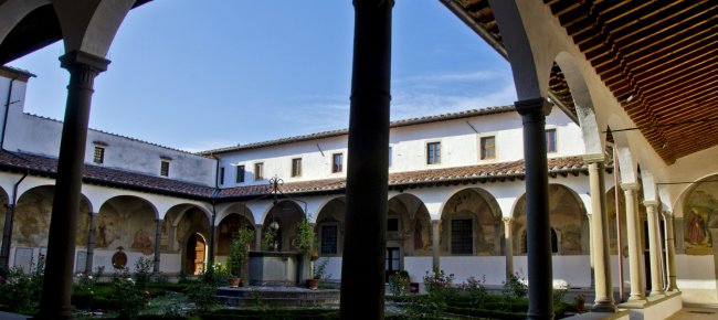 Le cloître du Sanctuaire de Santa Maria del Sasso