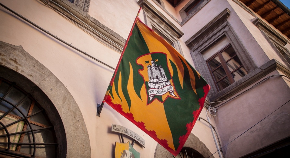 Banderas del barrio del palio de Castel del Piano