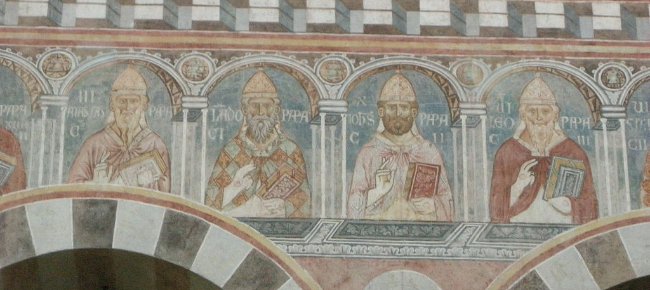 Portraits des papes à l'intérieur de la basilique