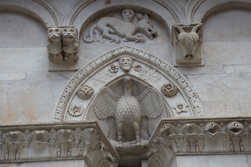 Algunas decoraciones en la fachada de la Catedral