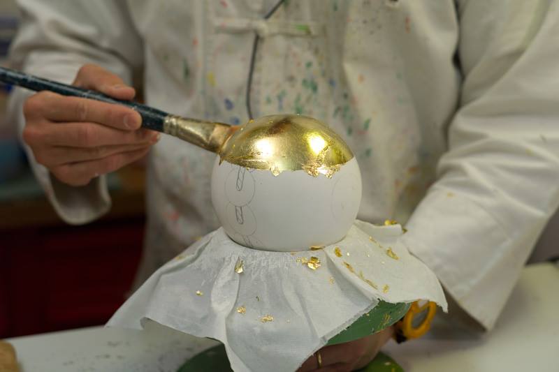 L'applicazione della foglia oro su un oggetto tradizionalmente toscano: i barberi di Siena