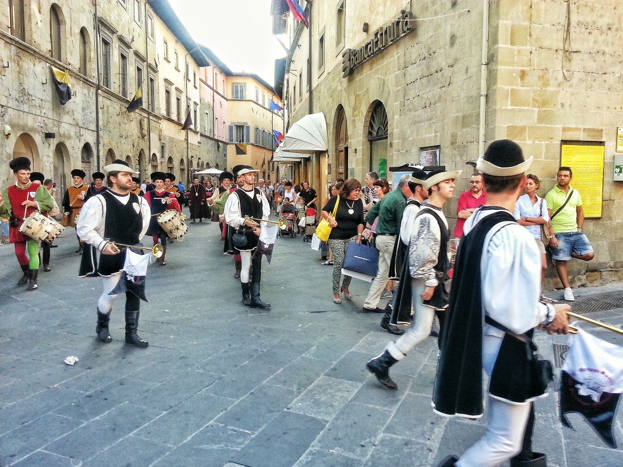 Procession before Palio della Balestra [Photo Credits: Georgette Jupe]