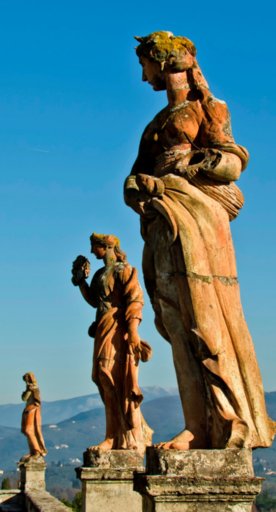 Estatuas de barro cocido en la Villa Corsini en Impruneta