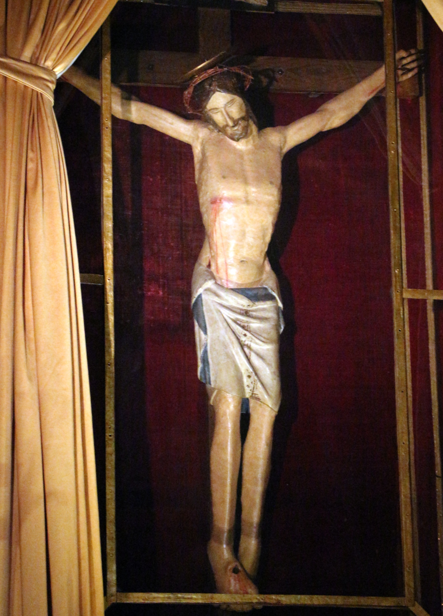 Crucifix en bois dans l'église paroissiale Pieve di Santo Stefano à Campi