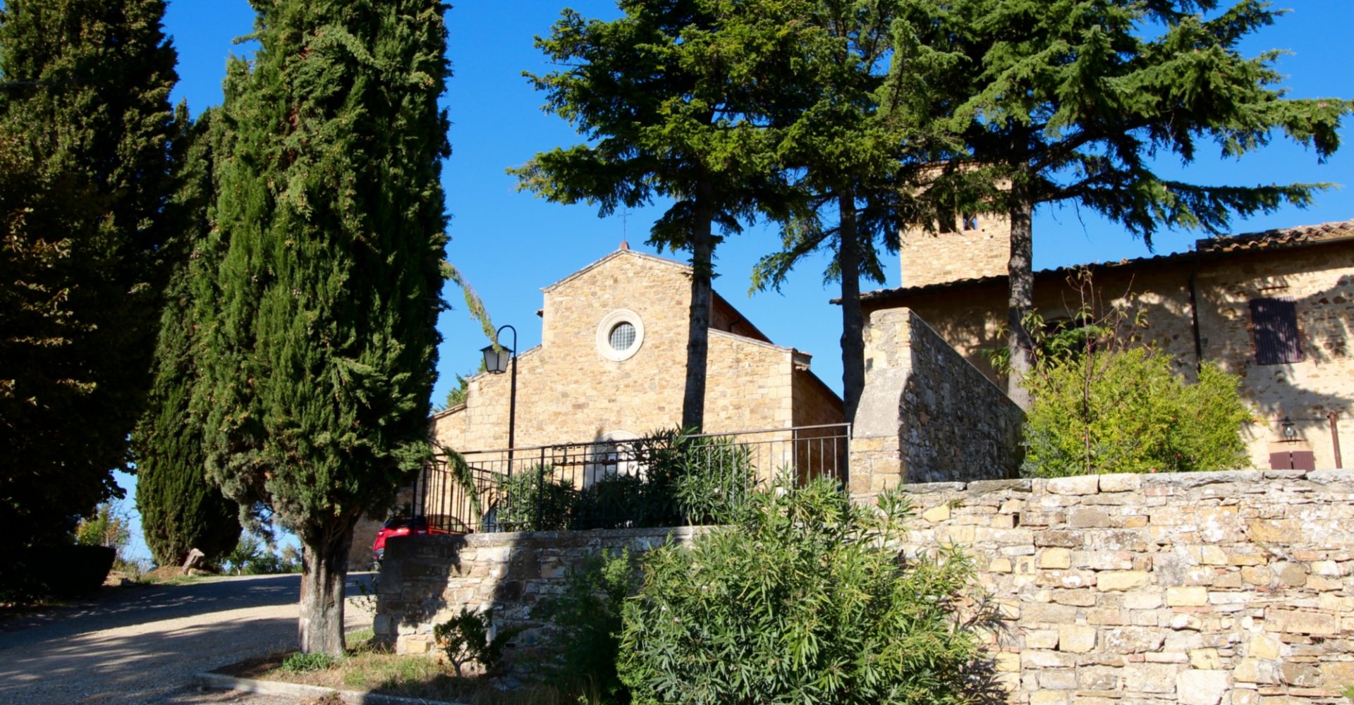 La parroquia Sant'Agnese y los característicos cipreses
