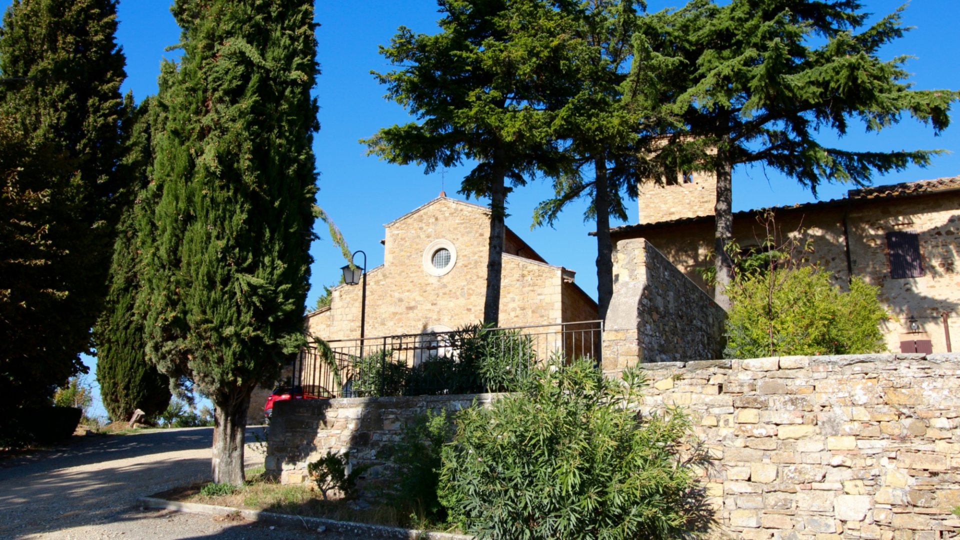 Die Pfarrkirche Sant'Agnese und die charakteristischen Zypressen
