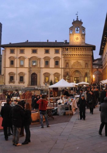 Espositori alla Fiera antiquaria in Piazza Grande ad Arezzo