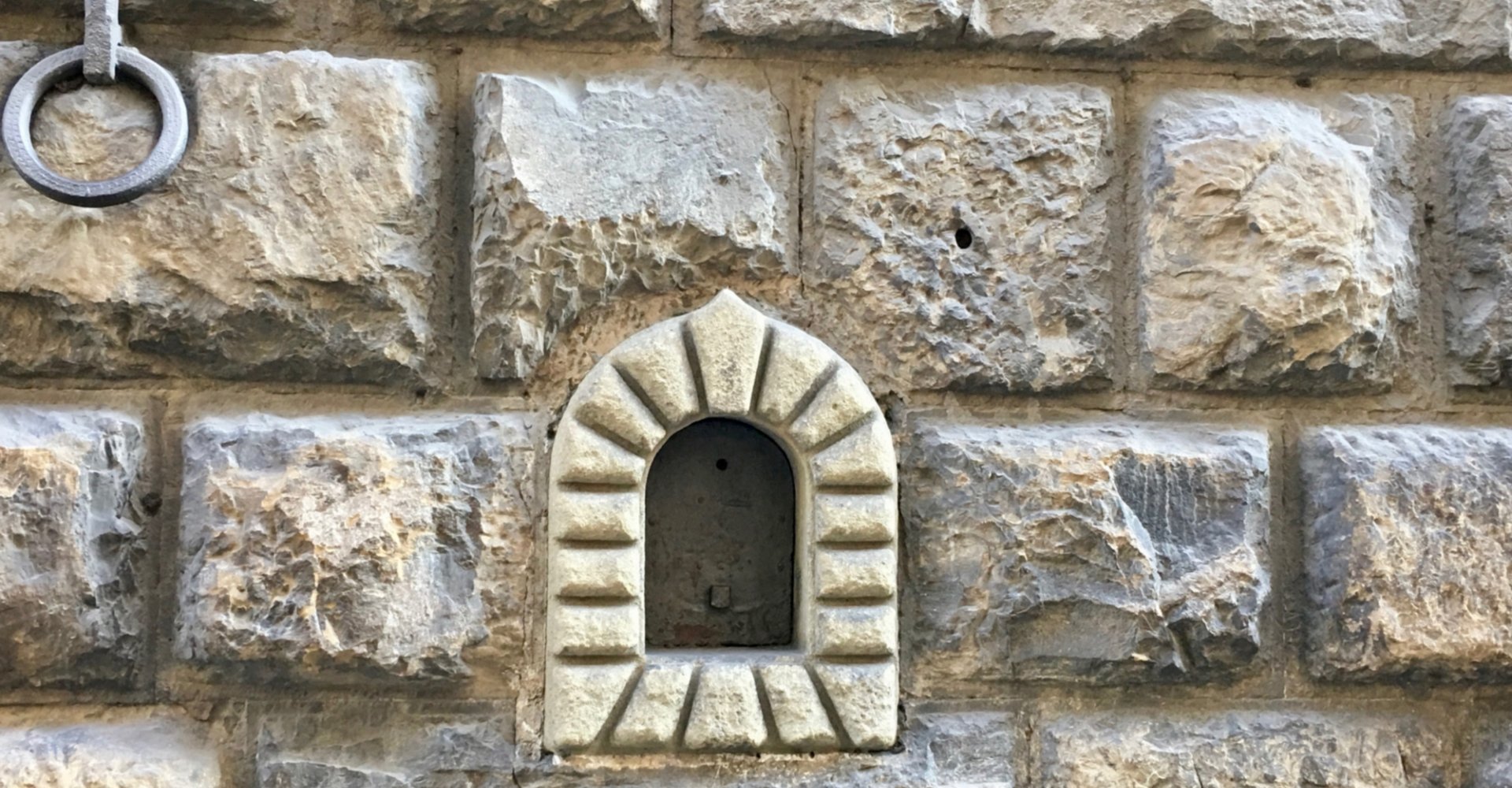 Kleines Fenster zum Weinausschank in Florenz