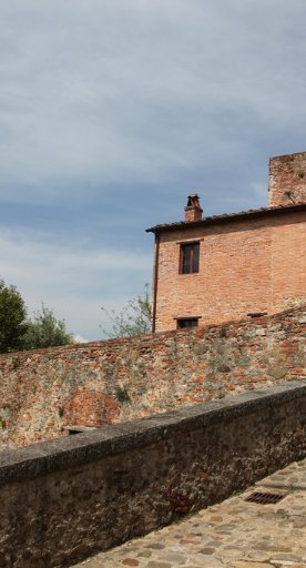Strade del vino e antiche mura a Montecarlo