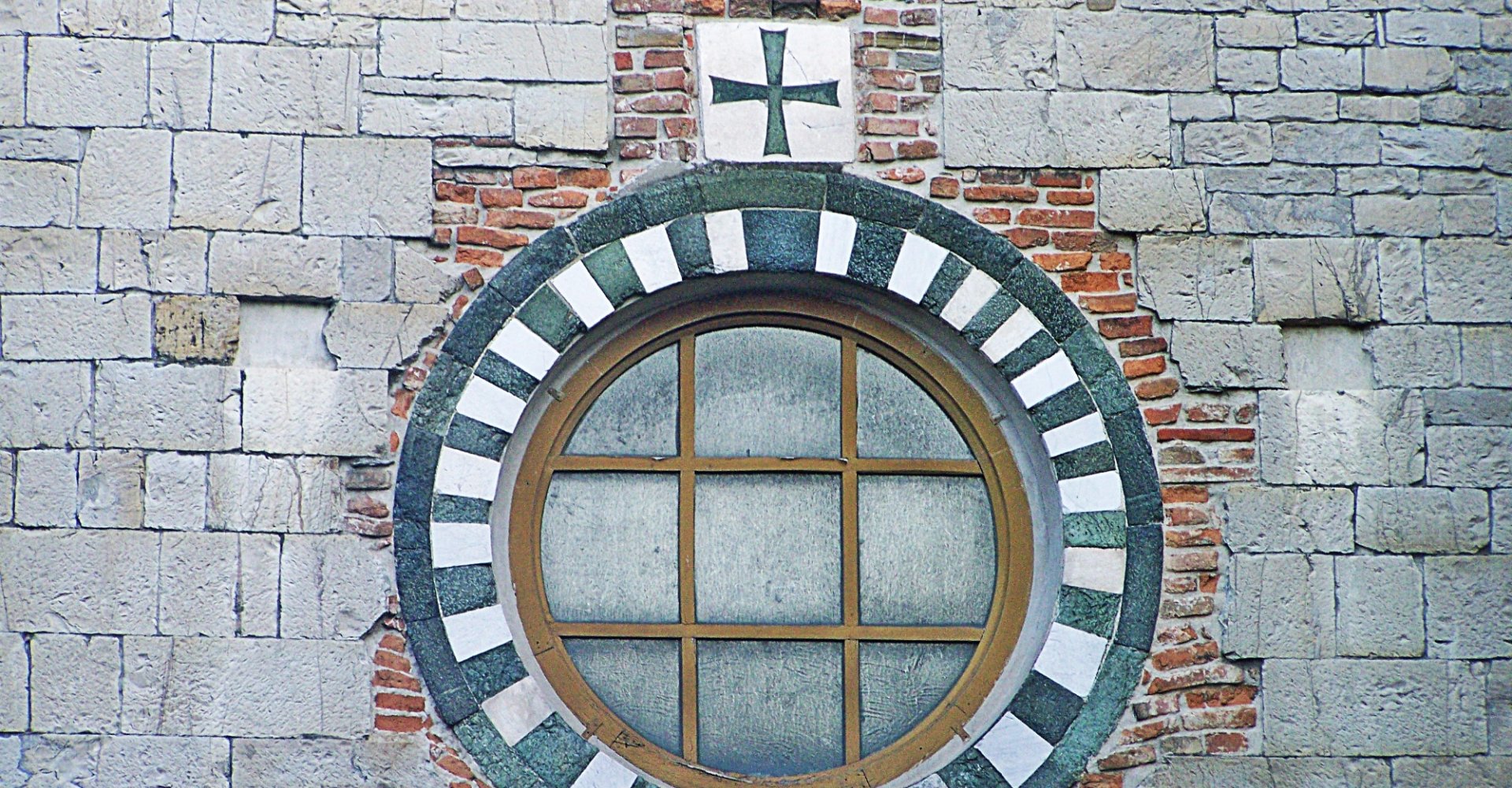 Das Rundfenster der Kirche San Fabiano in Prato