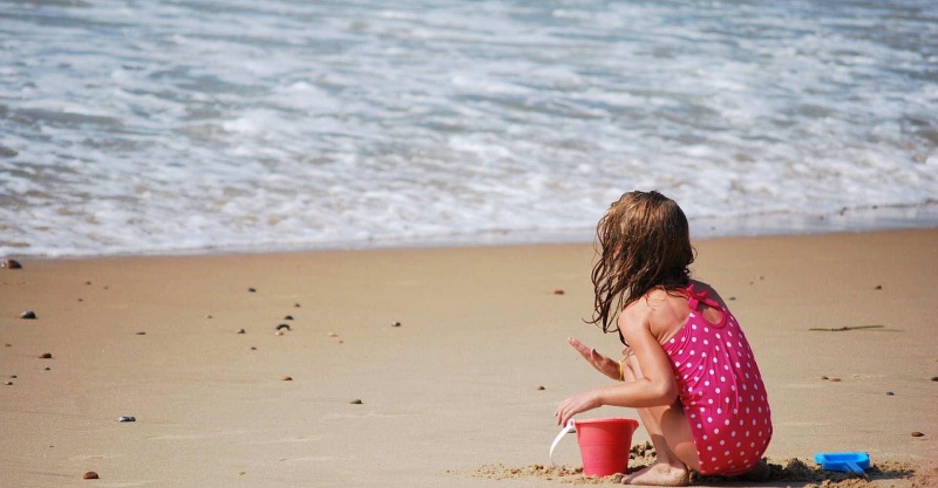 La playa y niños en el mar de Toscana