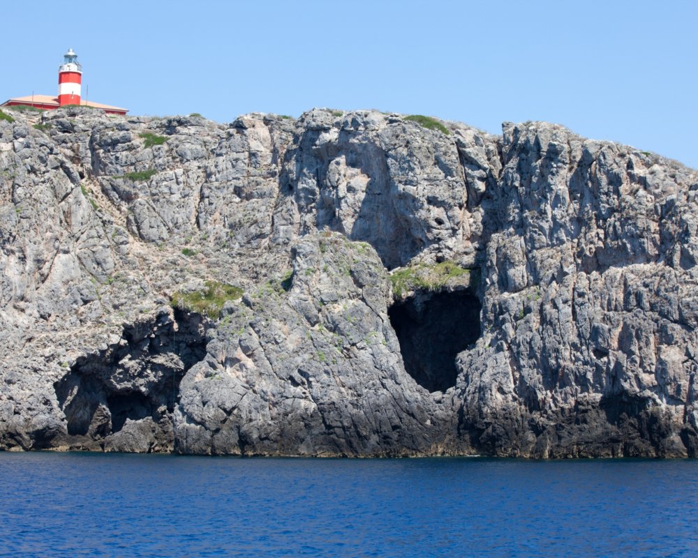 Il Faro di Capel Rosso, sulle falesie di roccia