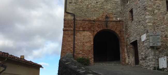 El pueblo de Sasso Pisano, detalle de la puerta