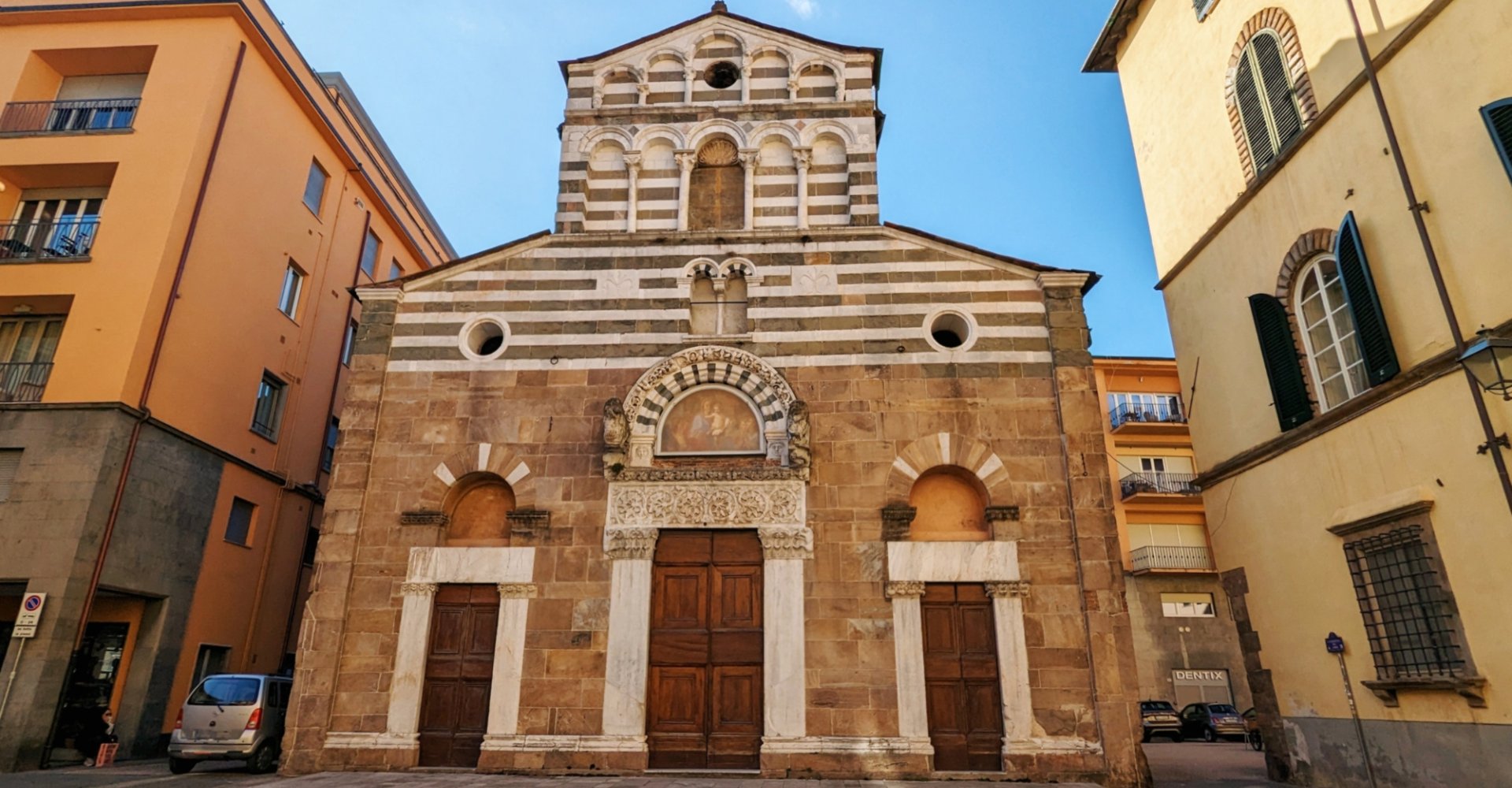 Puerta de la Iglesia San Giusto en Lucca