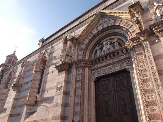 La puerta lateral del Duomo