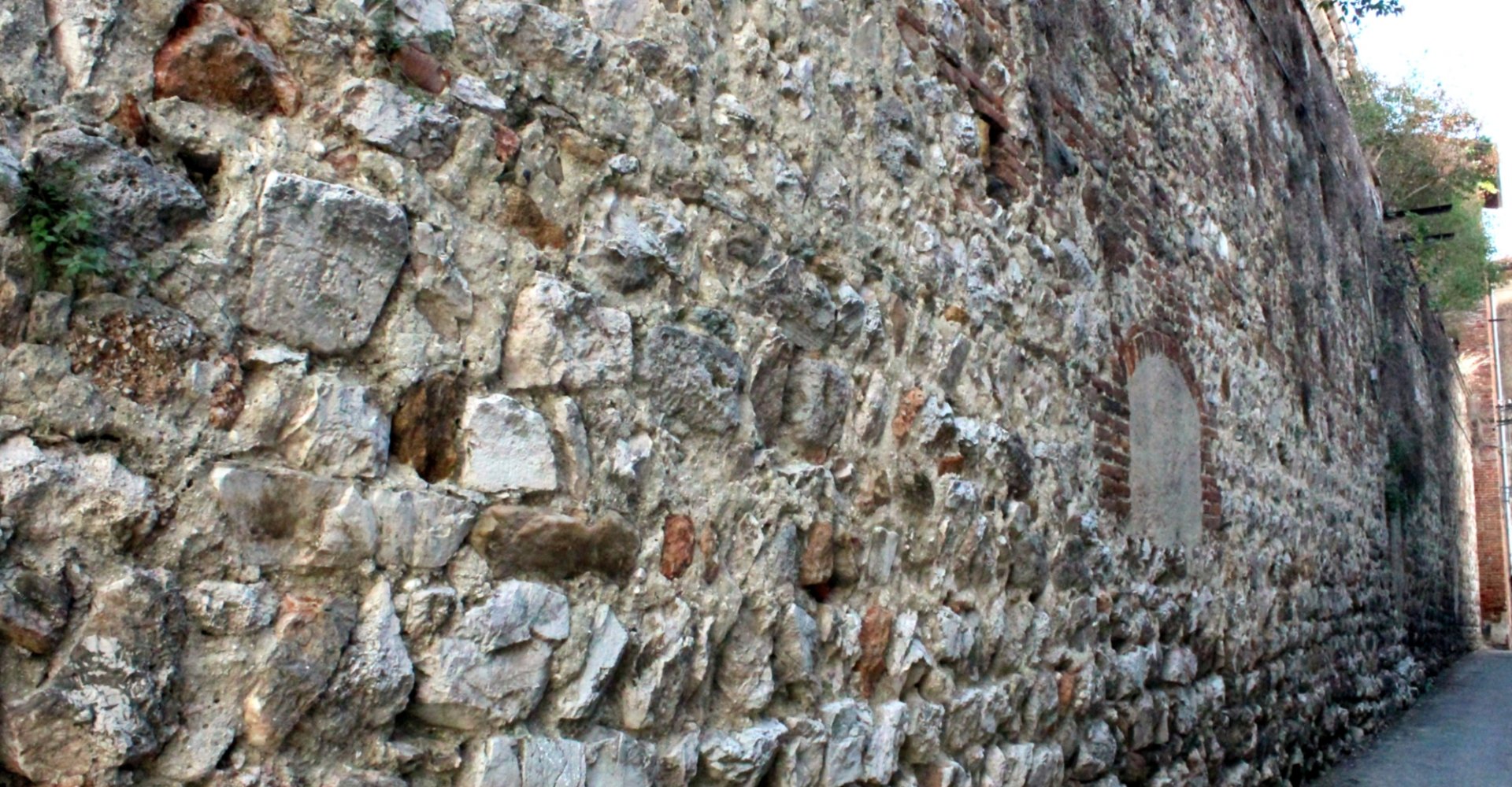 Die Mauern von Cascina