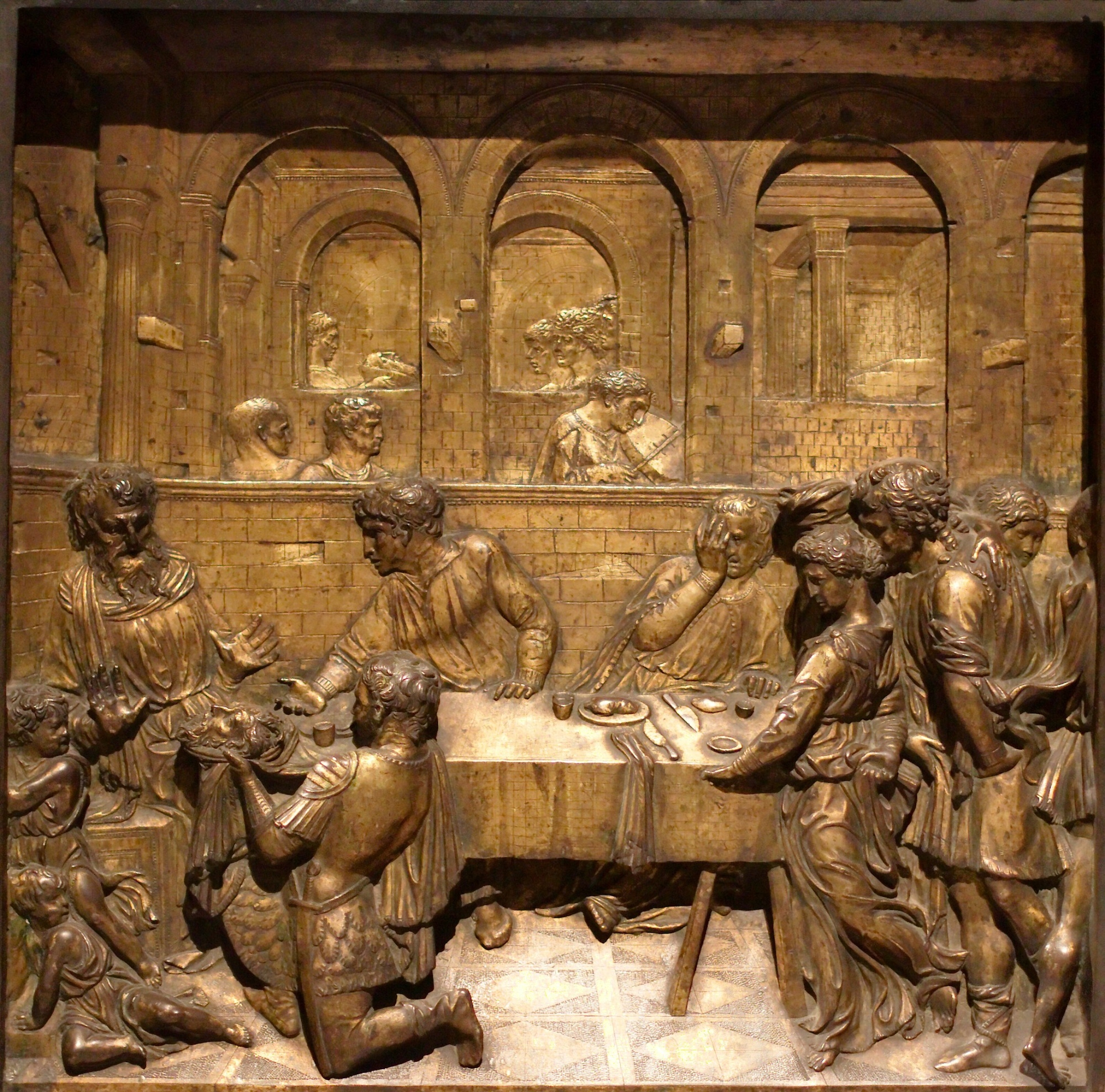 Le Festin d'Hérode de Donatello sur les fonts baptismaux du Baptistère de San Giovanni, à Sienne
