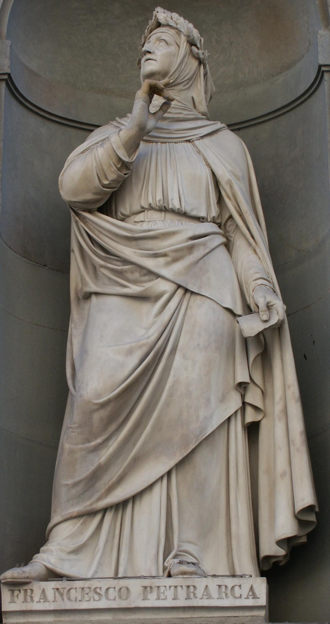 La estatua de Francesco Petrarca en la fachada del Palacio de los Uffizi