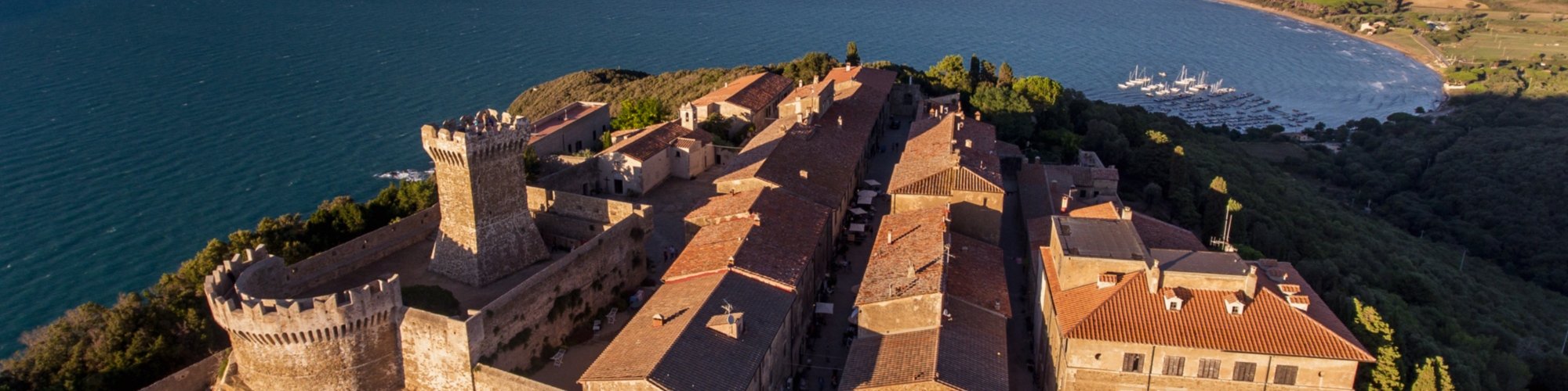Die Rocca di Populonia von einer Drohne aus gesehen