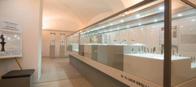 La sala dedicata al Lago degli Idoli al Museo Archeologico del Casentino