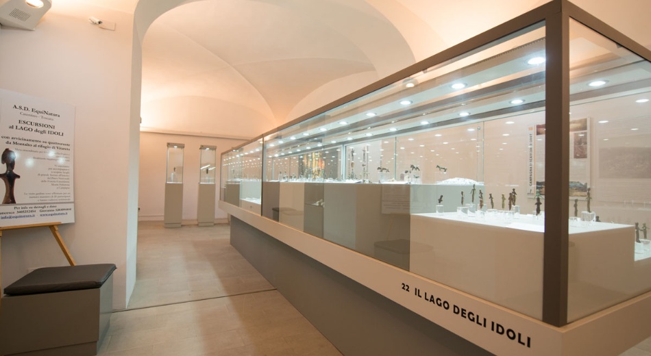 Der dem Lago degli Idole gewidmete Saal des Archäologischen Museums des Casentino