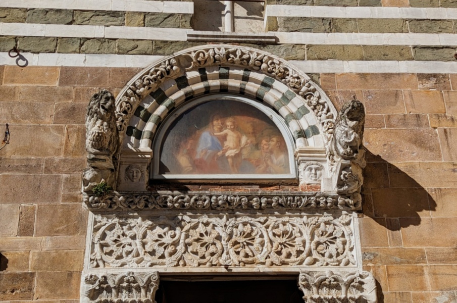 El portal principal de la iglesia