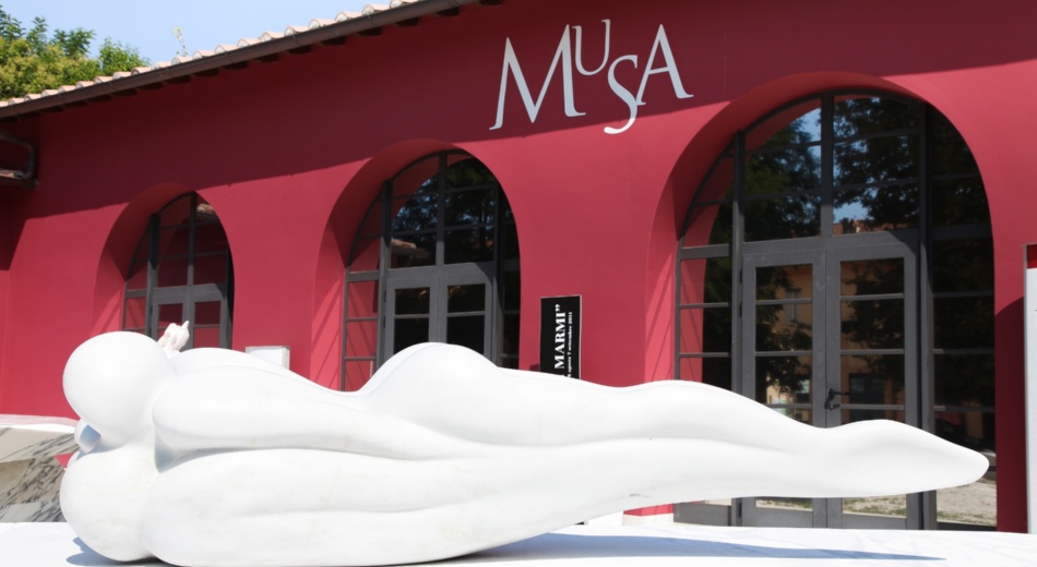 Exterior del MuSA con estatua blanca