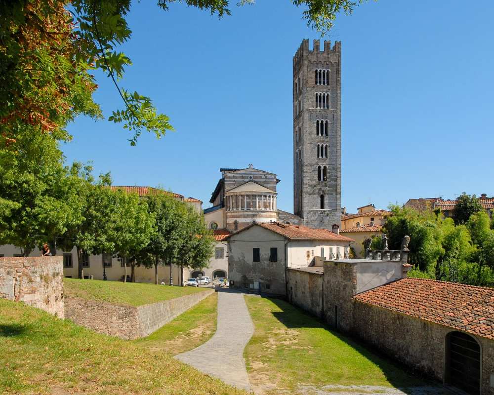 La Basilique de San Frediano vue des murs de Lucques